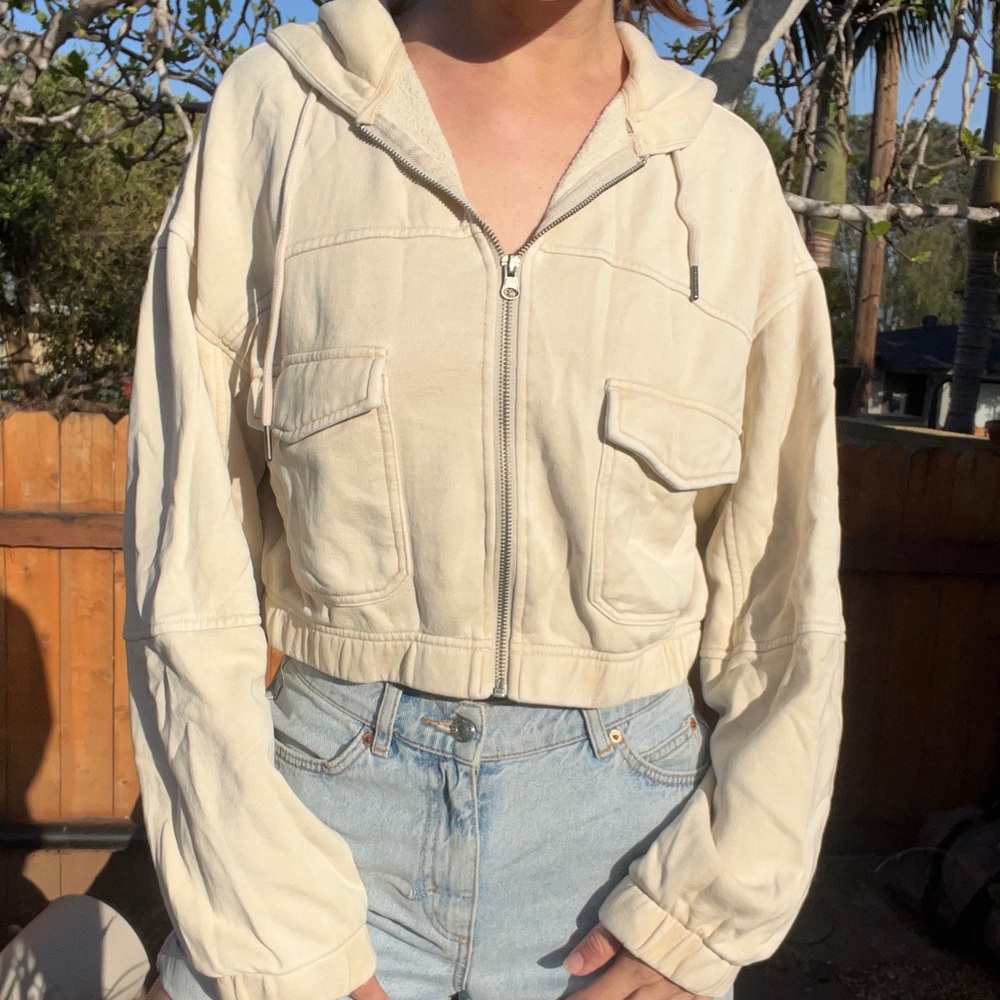 Urban Outfiters cream cropped hoodie. Sz Medium